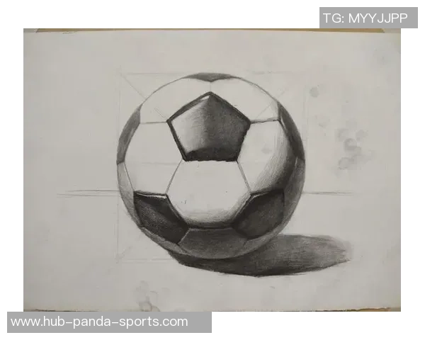 如何绘制生动的足球素描技巧与步骤详解